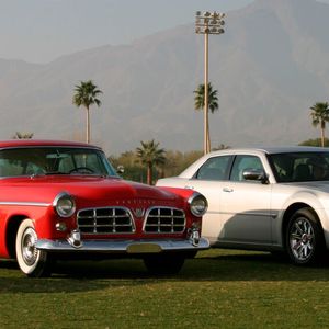 Der Chrysler 300 blickt auf eine fast 70 Jahre lange Geschichte zurück. Hier der 300 aus dem Jahr 1955 (links) sowie der gemeinsam mit Mercedes entwickelte Nachfolger aus dem Jahr 2004.(Bild:  Chrysler)