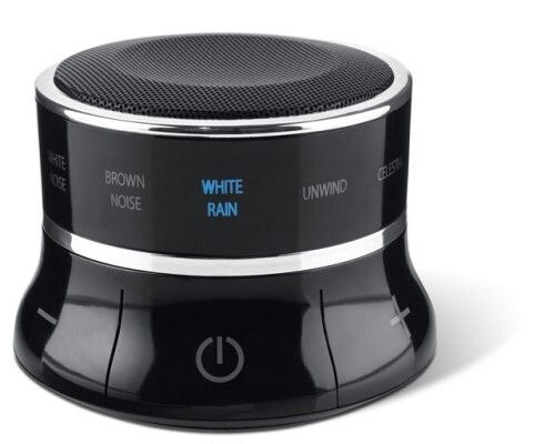 Red Dot Award 2015 - Bluetooth-Lautsprecher für Schlafzimmer Tranquil Moments Bedside Speaker von Hersteller Brookstone, USA: Der Tranquil Moments Bedside Speaker ist ein Bluetooth-Lautsprecher, der insbesondere für die Verwendung im Schlafzimmer konzipiert wurde. Er kann zwölf unterschiedliche Klänge abspielen, die nach wissenschaftlichen Erkenntnissen ausgewählt wurden, um das Einschlafen zu erleichtern. Der Benutzer wählt durch einfaches Drehen des oberen Teils einen Sound aus, dann drückt er auf den Knopf, um das 30-minütige Einschlafprogramm zu starten. Außerhalb des Schlafzimmers lässt sich das Gerät wie ein herkömmlicher Bluetooth-Lautsprecher verwenden. (Bild: Red Dot)