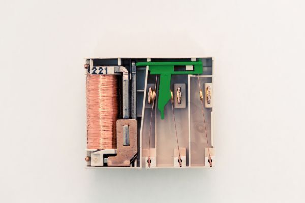 Bild 3: Relais in Ruhe – Patentierter Ankerstößel (grün) mit verlängertem Flügel zur Erhöhung der Luft-Kriechstrecke. (Elesta)