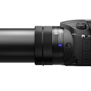 Das Objektiv hat einen Brennweitenbereich von 24 bis 600 Millimeter und eine Lichtstärke von F 2.4-4.0.