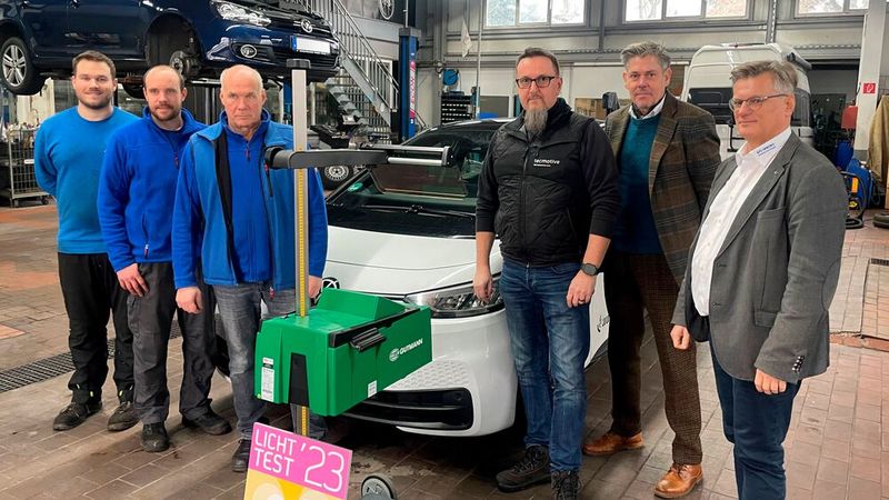 Übergabe des Scheinwerfer-Einstellgeräts: (v. l.) Reiner Äckerle (Innung Region-Stuttgart), Uwe Neff (Hella Gutmann), Thorsten Kästel (Tec Motive), Martin Schad und das Team des Autohauses Dannemann(Bild:  ProMotor)