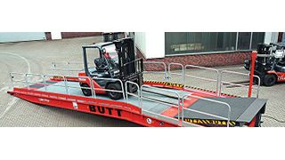 Mobile Verladerampe mit elektrohydraulischer Vorschubbrücke. (Butt)