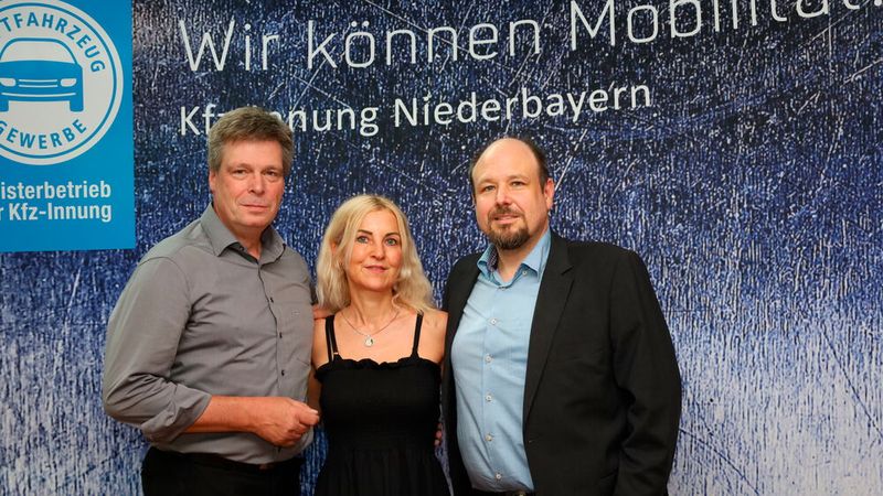 Unter den Gästen: (v. l.) Holger Zietz, Julia Dernbach und Oliver Kuhn von der Vogel Communications Group (Bild: Kfz-Gewerbe Niederbayern)
