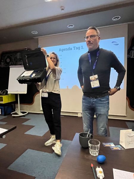 Tobias Erdmann und Elena Meer präsentierten den Escape-Room-Koffer für Cybersecurity-Awareness. (Bild: Vogel IT-Medien)