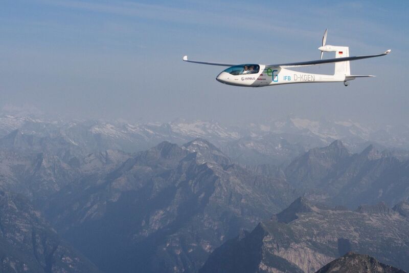 Vom Flugplatz Hahnweide bei Stuttgart ist das Elektroflugzeug E-Genius über die Alpen nach Italien geflogen. (Bild: Universität Stuttgart, IFB)
