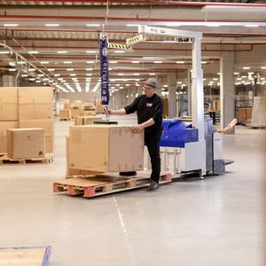 Der relativ neue und nicht zuletzt mobile Jumboflex Picker von Schmalz kommt zu den schweren Lasten bei JYSK, um sie kräfteschonend auf Paletten zu bugsieren. (Bild:  Schmalz / M. Wagenhan)