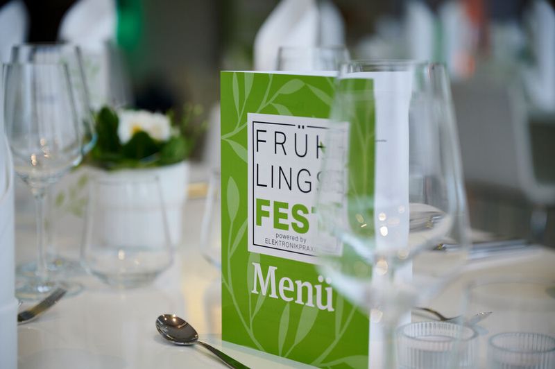 Impressionen vom ELEKTRONIKPRAXIS Frühlingsfest 2023 im Ketterer Kunst mit der Verabschiedung von Johann Wiesböck.  (Bild: © EYE AM CHRIS)