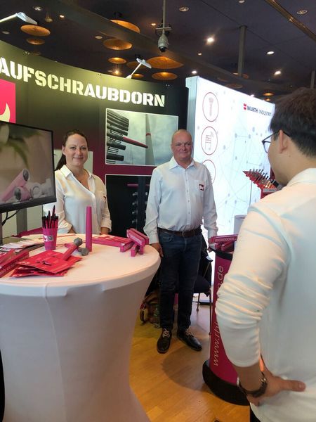 Konstantin Rühl (Mitte), Inhaber von Rhinodorn, präsentierte seinen Aufschraubdorn zum ersten Mal dem Publikum in Dresden. (Bild: VCG/Juliana Pfeiffer)