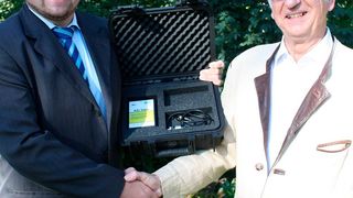 Dr. Andreas Schiff, Geschäftsführer ICS GmbH, rechts, übergibt mit einem Exemplar des ASi View symbolisch die vollumfänglichen Rechte für Entwicklung und Vertrieb des Produktes an Andy Carius, Leiter Produktmanagement bei Indu-Sol. (Indu-Sol)