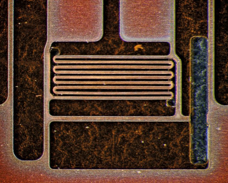 Noch näher: Aktuell haben die Entwickler von Heraeus aktive Elemente von 60 µm Schlitz- und Stegbreiten entwickelt, die sich in der Serienfertigung einsetzen lassen. Siehe Mäanderstruktur im Bauteil: 60 µ Steg- und Schlitzbreite. (Bild: Heraeus)