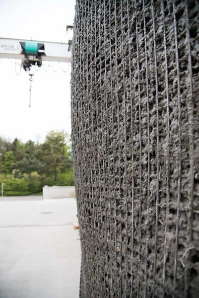 Nahaufnahme des Prototyps einer „Mesh Mould“-Wand. Das engmaschige von Robotern
gebaute Stahldrahtgitter wird manuell mit Beton gefüllt.  (NCCR Digital Fabrication, 2017)