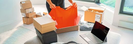 Weil der Onlinehandel bis zu 100 Tage Rückgabefrist gewährt, und das zumeist auch noch kostenlos, quält die hohe Retourenquote insbesondere den Fashion-Bereich. Weil der Onlinehandel bis zu 100 Tage Rückgabefrist gewährt, und das zumeist auch noch kostenlos, quält die hohe Retourenquote insbesondere den Fashion-Bereich.