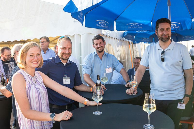 Steckverbinderkongress 2022: Das Get together am 4. Juli 2022 und die Abendveranstaltung am 5. Juli 2022 auf dem Vogel-Campus boten viele Gelegenheiten sich in entspannter Atmosphäre auszutauschen und zu netzwerken. Schon so manches Projekt nahm hier seinen Anfang. (Bild: Elektronikpraxis)