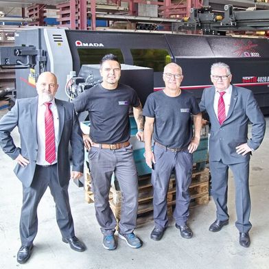 V. l. n. r.: Sergio Mestre (Aussendienstspezialist, Amada Swiss GmbH), Rafet Osmani (Lasermaschinist), Daniel Zumbrunn (CEO und Inhaber, beide Fertigungs-Center Zumbrunn AG) und Hanspeter Müller (Geschäftsführer, Amada Swiss GmbH) vor der 9-kW-Amada-Flachbettlasermaschine im Bereich der Schwarzblechbearbeitung. (Bild: Matthias Böhm)