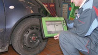 Übertriebene Zukunftsvision oder bald Werkstattalltag? Für die Montage eines Rades braucht der Mechaniker ein Diagnosegerät. (Archiv: Vogel Business Media)