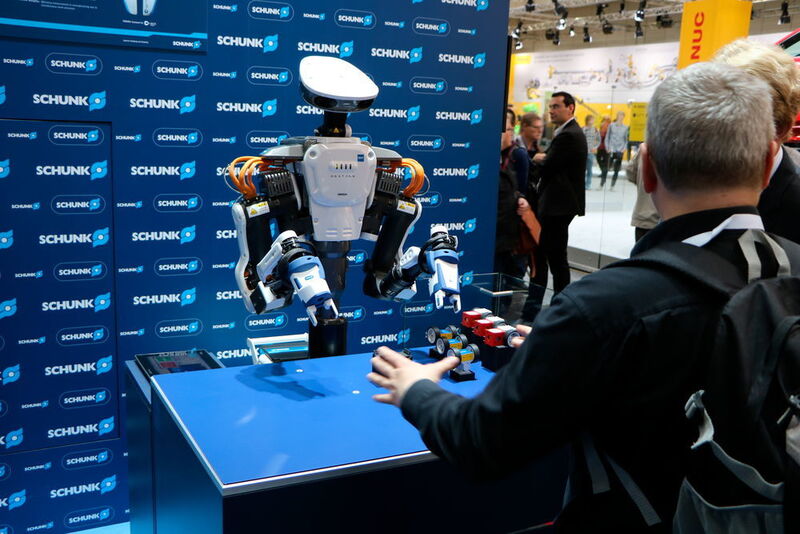 Auch dieser Roboter am Stand von Schunk orientiert sich am menschlichen Aussehen. (Gillhuber)