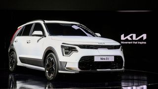Die Front des Niro hat sich im Vergleich zum Vorgänger deutlich verändert. (Bild: Kia)