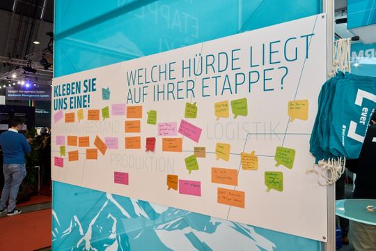 Am Activity Board sammelte Inform auf der LogiMAT 2026 die von den Fachbesuchern genannten Herausforderungen.(Bild:  Inform GmbH)