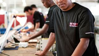 In der Rittal Ausbildungswerkstatt in Eschenburg-Wissenbach erlernen die Flüchtlinge im Vorbereitungspraktikum Grundfertigkeiten der Metall- und Elektrotechnik. (Rittal)