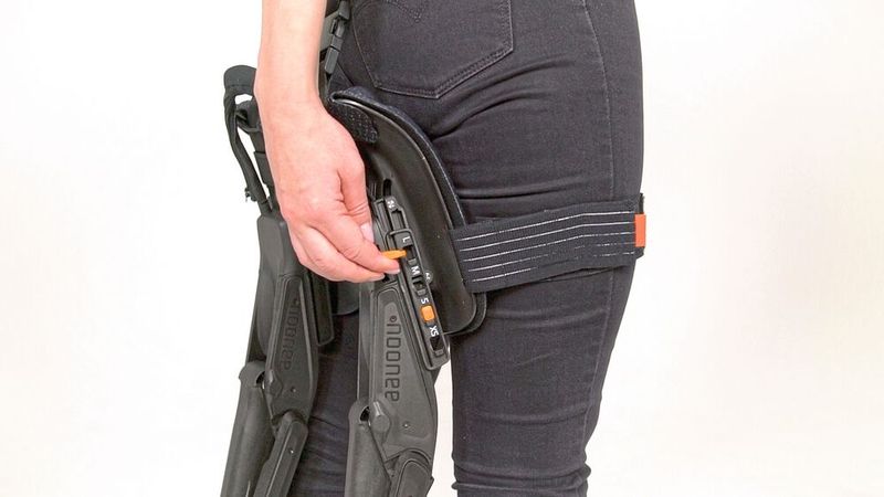 Der Chairless Chair wird an der Rückseite der Beine getragen und an Hüfte, Oberschenkeln und Arbeitsschuhen befestigt. Er kann durch Betätigen des Höhenverstellhebels ganz einfach an die gewünschte Sitzposition angepasst werden. (Bild: Noonee)