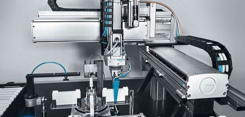 Ein Auslegerhandling auf Basis ELGT Spindelachsen sorgt für das dynamische und sichere Beladen und Entladen der Prozesskammer.(Bild:  Festo)