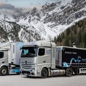 Daimler testet zwei unterschiedliche Laster auf dem Brenner: Einer hat 18 Kilo Gas in seinen Drucktanks, der andere fährt mit zweimal 40 Kilo tiefgekühltem, flüssigem Wasserstoff.(Bild:  Daimler)