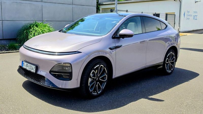 1. Das Design: Das puristische Außendesign zählt zweifelsfrei zu den Stärken des G6. Die Xpeng-Designer haben gekonnt eine Symbiose aus SUV und Coupé geschaffen. Dazu trägt vor allem die nach hinten recht stark abfallende Dachlinie bei. Die schmale LED-Lichtleiste an der Front, die versenkten Türgriffe und der Verzicht auf unnötige Kanten tragen zum eleganten Erscheinungsbild bei.  (Bild: Mauritz – VCG)
