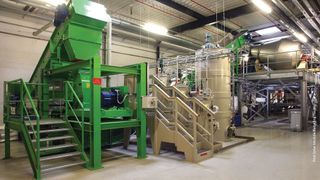 Das Transportsystem fährt unter die Palette und transportiert dann die Ware zum Kommissionierer. (Bild: Grenzebach)