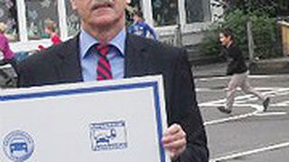 Ernst Wittlich, Geschäftsführer der Kfz-Innung Bonn, übergibt symbolisch die Essensspende. (Foto: Kfz-Innung Bonn)