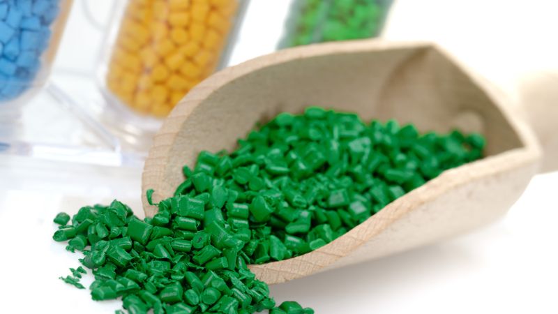 Im Mittelpunkt bei Finke Colors stehen Fragestellungen zur Recyclingfähigkeit, Materialauswahl und zur Umsetzung nachhaltiger Masterbatches für Verpackungen. (Bild:  stock.adobe.com / Gerhard Seybert)