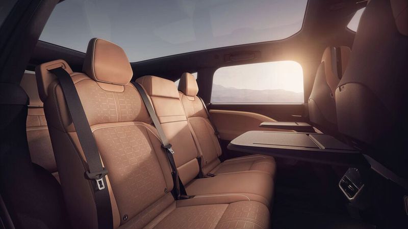 Im Gravity haben die Fahrgästen im Fond viel Beinfreiheit. (Bild: Lucid Motors)