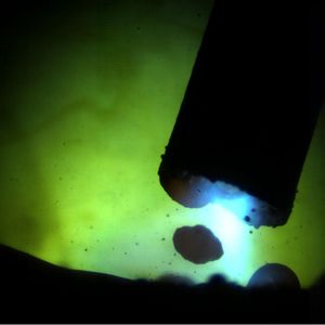 3. Platz des DVS-Fotowettbewerbs 2012: „Tropfenablösung an einer Stabelektrode: Bildsequenz einer Hochgeschwindigkeitsaufnahme, bei der eine Tropfenablösung von einer R12 umhüllten und 2,5 mm dicken Stabelektrode zu sehen ist“