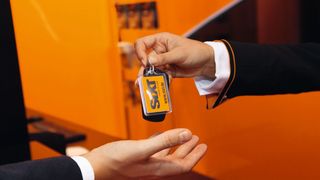 Derzeit sind es nur selten Schlüssel für E-Autos, die bei Mietwagenfirmen an die Kunden vergeben werden. Die Nachfrage für die elektrischen Modelle ist trotz breiteren Angebots noch gering. (Bild: Sixt)