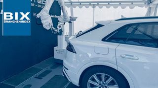 Lackierroboter sind in der Industrie seit Jahrzehnten im Einsatz – seit letztem Jahr finden sie auch im Lackierhandwerk zunehmend Anwendung. (Bild: Rosenow – VCG/mit KI bearbeitet)