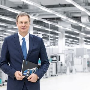 Dr. Oliver Jung: „Wir haben unsere Belegschaft sicher durch das Krisenjahr geführt und eine gute Basis geschaffen, um für die wieder anlaufende Weltkonjunktur bereit zu sein. Gleichzeitig gibt es uns den finanziellen Freiraum, auch jetzt in unsere Zukunft zu investieren“.