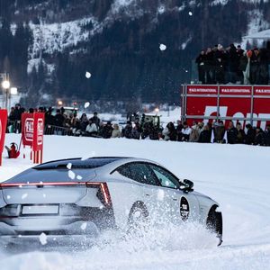 Das Auto ist nur 1,41 Meter hoch, hat rahmenlose Scheiben, versenkbare Türgriffe – und ein über zwei Meter langes Glasdach.(Bild:  Polestar)