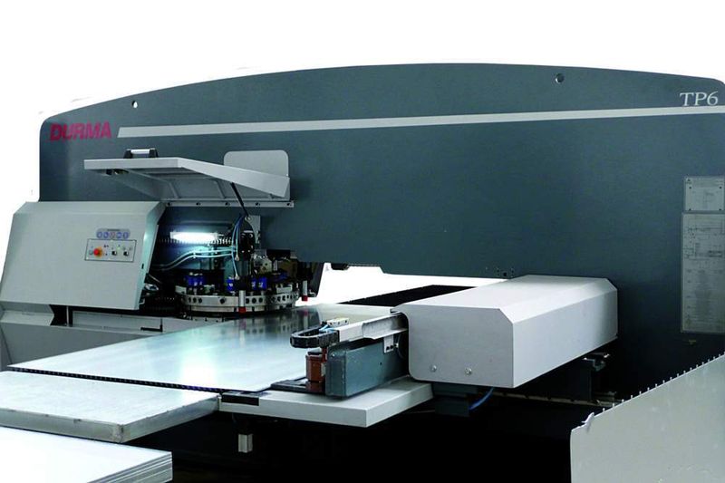 Die Durma TP 6 bietet aufgrund ihrer einfachen Bauweise und ihrer Bauart die Möglichkeit für die Bearbeitung von Blechen in den Abmessungen 2000 x 1250 mm; der Revolverstanzkopf kann 27 Werkzeuge aufnehmen. (Archiv: Vogel Business Media)