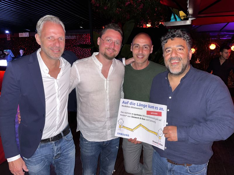 Für Deniz Üstün (r., e-systems) gab es von (v. l.) Björn Siewert und Engelbert Földenyi (S&K) und Bel Zidane (Samsung) einen Preis für die meistverkauften Displays. (IT-BUSINESS)