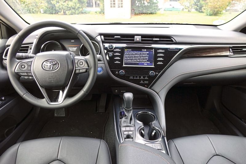 Die Ausstattung passt, in der Basisversion sind unter anderem elektrisch verstell- und beheizbare Ledersitze, Infotainment-System mit Sieben-Zoll-Touchscreen inklusive Rückfahrkamera und USB-Schnittstelle sowie Toyotas Safety Sense-Paket dabei. (Bild: Sven Prawitz/»Automobil Industrie«)