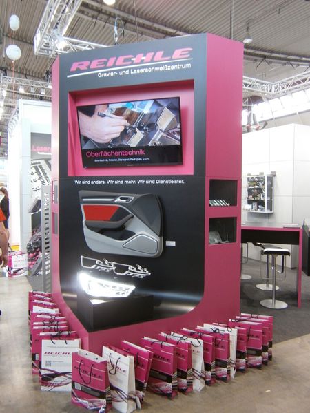 Und ab hier erleben Sie immer wieder, was es sonst noch so auf der Premiere der Moulding Expo zu erleben gab. Mit dabei sind ein Trabi, ein BMW i8, diverser Boliden der Formula Student, ein Rennsimulator, Bauteile, Werkzeugmaschinen und vieles Mehr...die Moulding Expo hat gemäß den Aussagen der Initiatoren ihr Versprechen erfüllt, der Branche eine neue, optimierte Präsentationsplattform zu bieten. (Bild: Königsreuther)