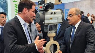 Sorgt weltweit für Interesse: Auch der sadische Industrieminister (rechts)  informiert sich über Ventile aus Frankfurt. (Bild: PROCESS)