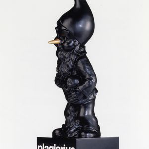 Die Trophäe des Plagiarius-Wettbewerbs ist ein schwarzer Zwerg mit goldener Nase – als Symbol für die exorbitanten Profite, die die Nachahmer sprichwörtlich auf Kosten kreativer Designer und innovativer Hersteller erwirtschaften. (Bild:  Aktion Plagiarius e.V.)