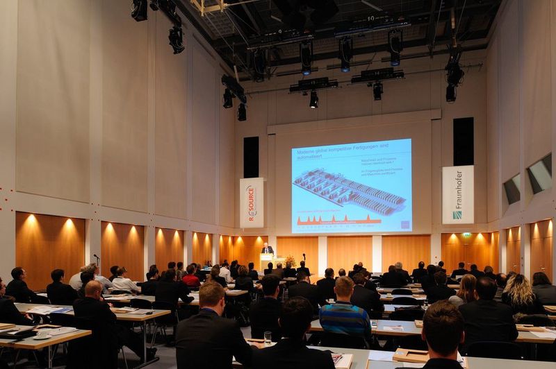 Bereits ein fester Programmpunkt während der Messe ist der Kongress „Ressourceneffiziente Produktion“. Zum fünften Mal treffen sich am 8. März Experten aus Wirtschaft und Wissenschaft unter dem Motto „Mehrwert digitale Fabrik“ im Congress Center Leipzig. Thema wird hier unter anderem sein, wie die Digitalisierung helfen kann, Ressourcen einzusparen und gleichzeitig die Produktivität der Industrie zu steigern.  (Leipziger Messe / Martin Klindtworth)