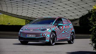 Noch leicht getarnt: der VW ID 3. (Volkswagen AG)