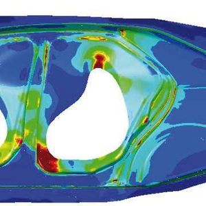 Ergebnisse der Umformsimulation: Unterschiedliche Farben geben an, an welchen Stellen die Blechdicke stark abgenommen hat (rot). Dies erlaubt Rückschlüsse auf die Herstellbarkeit des Bauteils. Bild: Dynamore