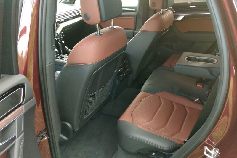 Mitfahrer in der zweiten Reihe dürften sich wohlfühlen, auch hinten lassen sich die Sitze zum Beispiel belüften – Platz ist ohnehin genug vorhanden. (Thomas Günnel/Automobil Industrie)