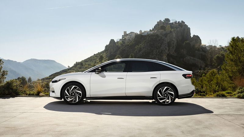 Je nach Variante soll der ID.7 bis zu 700 Kilometer weit kommen. (Bild: VW)