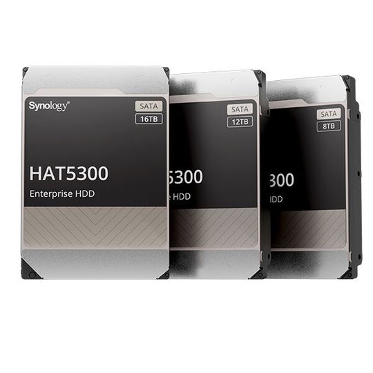 Mit der HAT5300-Reihe bietet Synology erstmals auch Festplatten an.(Bild:  Synology)