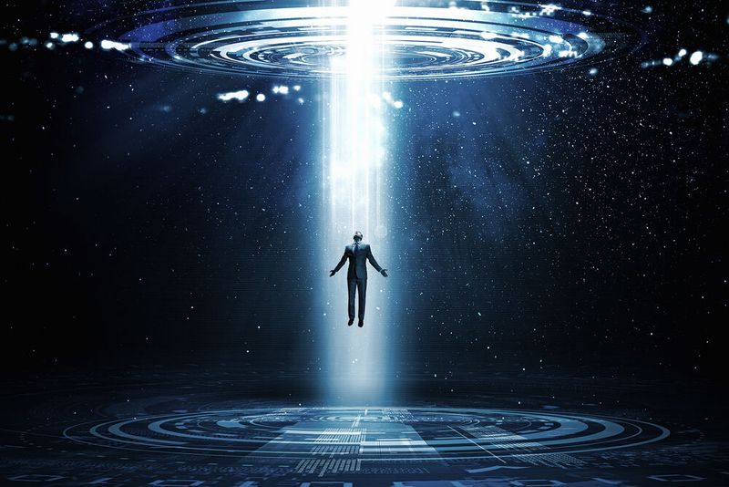 BEAMEN: Als nächstes „beamt“ die Crew auf den Planeten, der auf dem Flachbildschirm zu sehen ist. Gemeint ist eine Art von Teleportation, bei der der Körper in seine Einzelteile zerlegt und am Zielort wieder zusammengebaut wird. „Da haben wir zwei fundamentale Probleme“, erklärt Vogel. Zum einen bestehe der Körper aus einer riesigen Anzahl von Atomen, die als Menge von Informationen transportiert werden müssten. Zum anderen: „Es geht einfach nicht“, erklärt Vogel. Es gebe keinen Effekt, der ein Teilchen zerstöre und es an einem anderen Ort wieder auftauchen lasse. (Bild: © Sergey Nivens - stock.adobe.com)