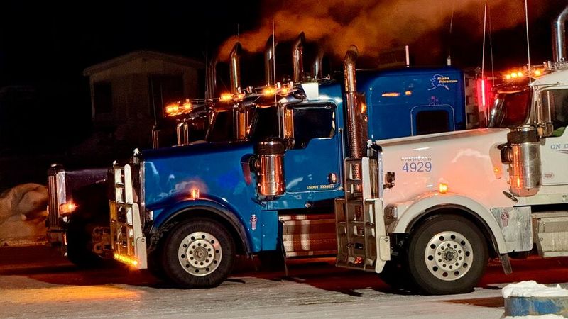 Die meisten Menschen kennen den Dalton Highway nur aus dem Fernsehen: als Bühne der „Ice Road Trucker“, die hier bei minus 40 Grad ihre Lastzüge durch die Schneestürme prügeln. (Bild: Benjamin Bessinger/SP-X)